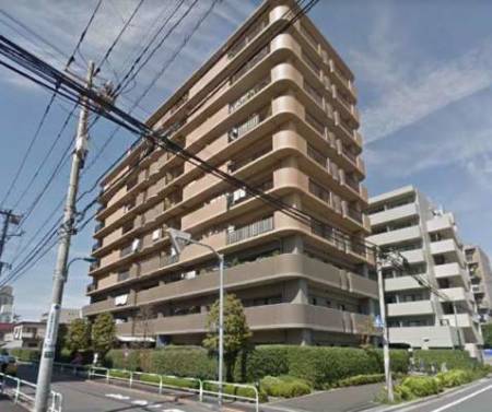 モアステージ赤羽は平成９年築の１０階建てのマンションです。「北赤羽」駅から徒歩４分、大通りから少し入った落ち着いた住環境です。お隣に「区立赤羽北図書館」があります。