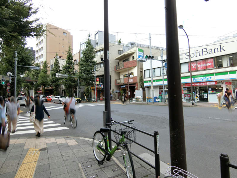 ファミールグラン目白アプローチ2｜おしゃれな店もあり、気軽な店もあり、多様な表情を見せるのが目白の駅前の目白通りです。ファミリーマートが目印で左折します。
