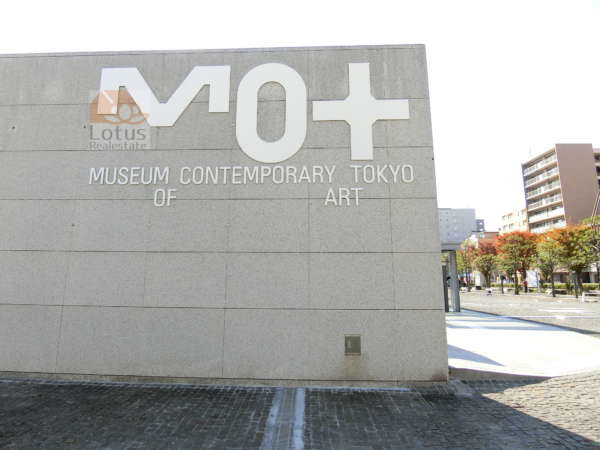 ＮＩＣアーバンハイム木場公園アプローチ9｜通りを渡るとすぐのところ、東京都現代美術館(MOT)が目に入ります。都立の美術館で、美術館自体とても美しい建物ですが、良質な展示をおこなっています。木場公園に隣接しています。