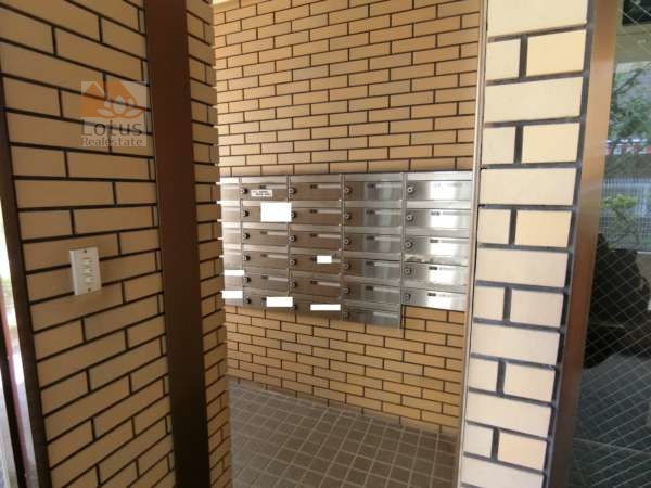 ＮＩＣアーバンハイム木場公園外観共用部9｜オートロックのすぐわきにメールコーナーがあります。