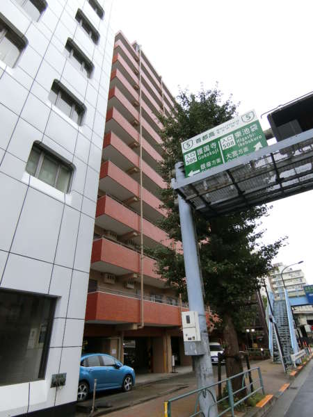 ライオンズマンション護国寺外観共用部4｜北側は共用廊下となっています。