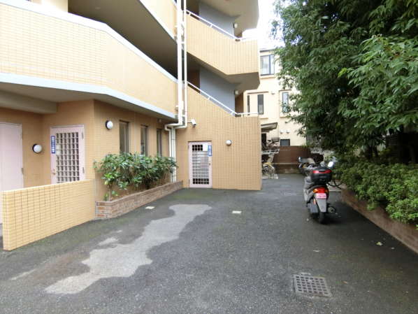 モンファイエ菊川外観・共用部5｜モンファイエ菊川の敷地の西側に自転車置き場があります。駐車場はないようです。