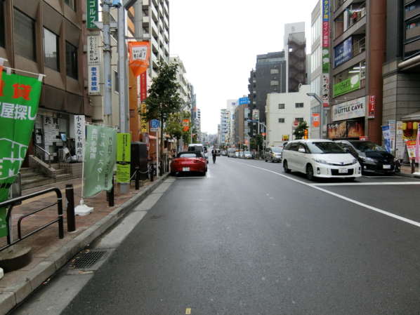 高円寺南のアプローチ2｜多様な商店が出店しています。