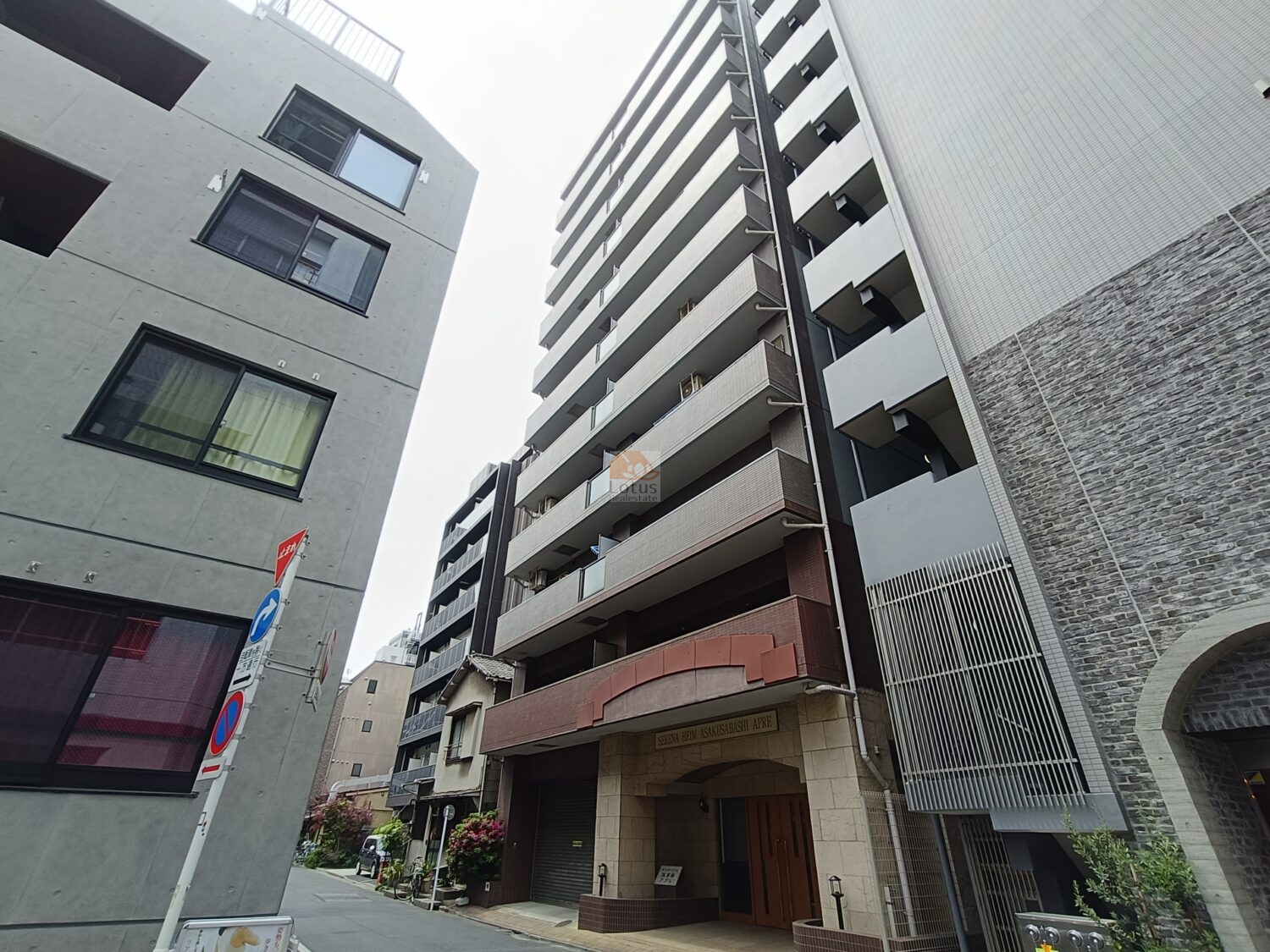 東南方向から見上げると、バルコニーの段差が柔らかい陰影を作り、下町にほどよく馴染んでいます。道幅との距離感が近く、生活の動きがつかみやすい雰囲気です。落ち着いた色調が安心感を添えているのがよく分かります。