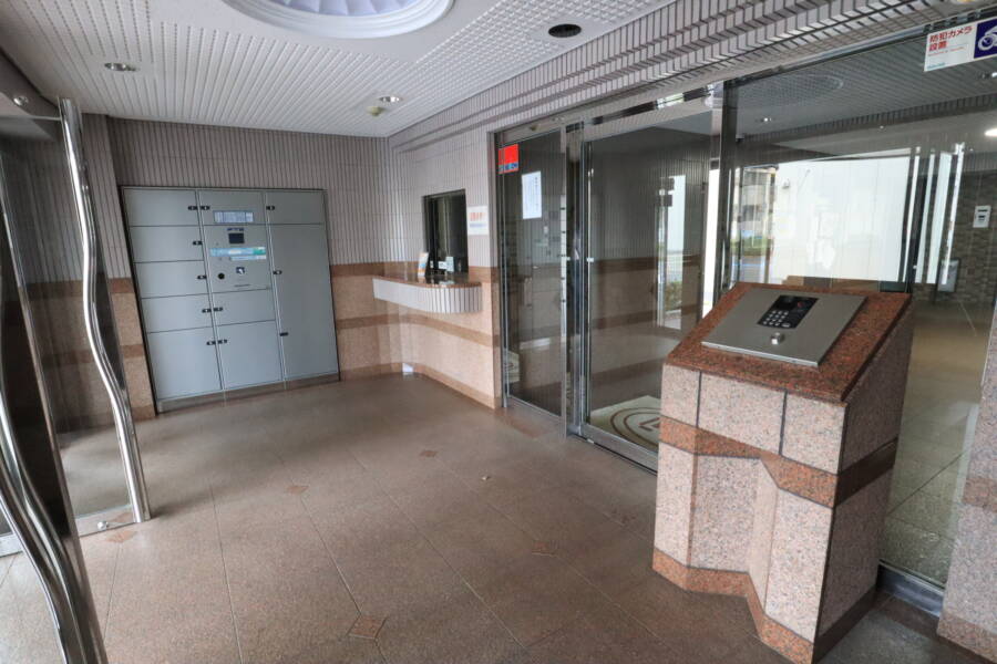 レクセルマンション新小岩共用部2｜落ち着いた色調のタイルが使われています。