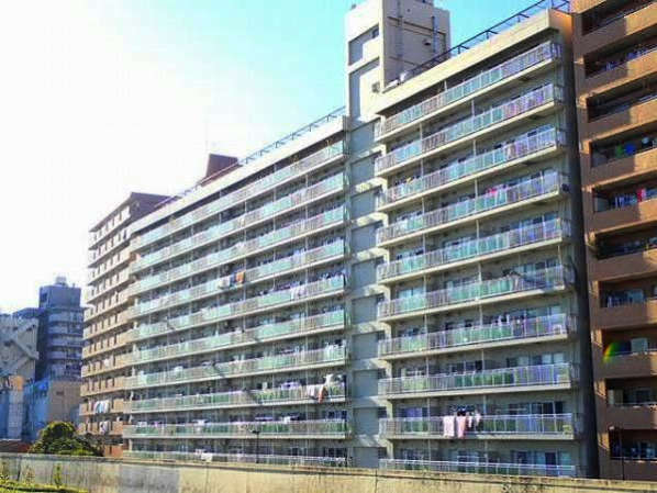 パシフィック浜町外観1｜昭和55年築、11階建て、130戸からなる大規模マンションです。清洲橋近くの隅田川に面した立地が特徴のマンションです。「水天宮前」駅、「浜町」駅、「人形町」駅、「茅場町」駅が利用可です。