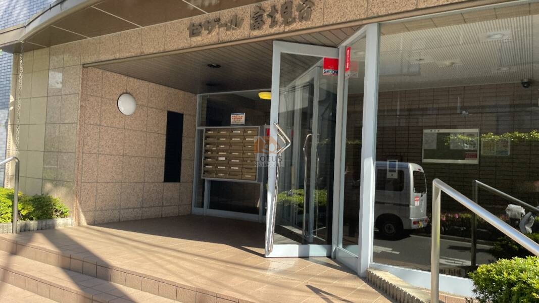 セザール富士見台エントランス１｜「富士見台」駅から徒歩5分の立地です。