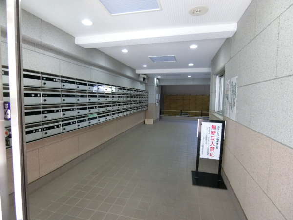 東陽町外観共用部5｜エントランス内部はすっきりとしたエントランスホール。広めになっています。