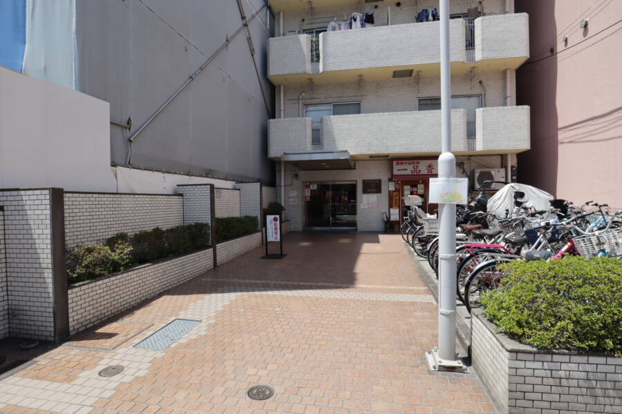 ダイアパレス錦糸町第２エントランス1｜エントランスアプローチは駐輪場を兼ねています。