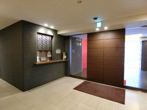後楽園ビューハイツ外観共用部5｜エントランスの中にはもう一か所自動ドアがあります。左は管理人さんの控室です。平日には勤務しています。