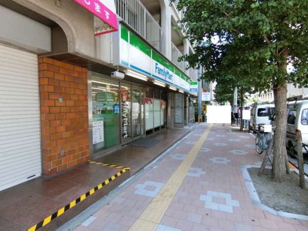 後楽園ビューハイツアプローチ5｜マンションの１回にはファミリーマートと三井住友銀行のＡＴＭがあります。