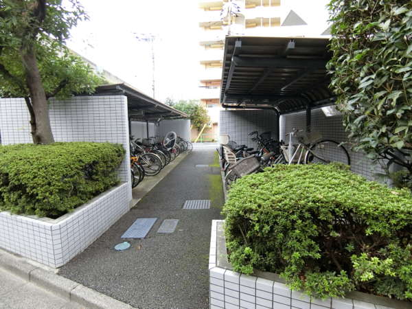 中村橋シティハウス外観共用部6｜駐輪・駐車場は道路の北側にあります。敷地を有効に使っています。