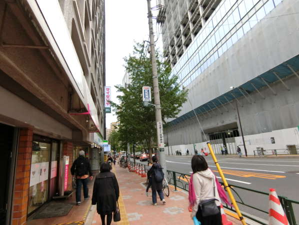 文京区小石川３丁目周辺アプローチ3｜春日通りをわたって、千川通り沿いに歩くのですが、ご覧のとおり、マンションやビルが多い都心のエリアです。