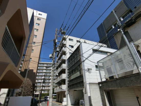 ヴェラハイツ中野坂上外観共用部7｜道路から一本入った地域は低層の住宅地です。そのため、中層以上の南側は開けています。