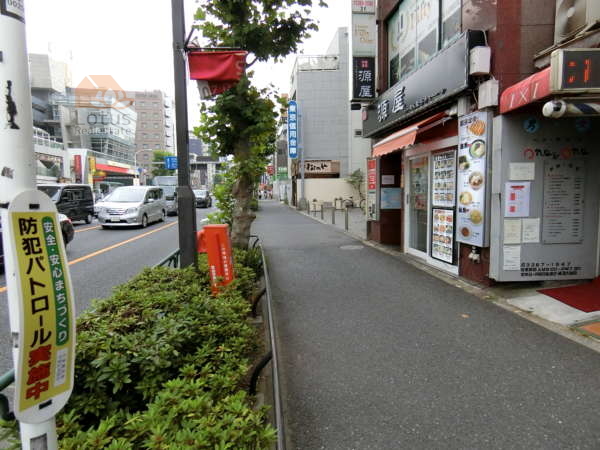 中野坂上駅２番出口2｜駅前はすぐ青梅街道となっています。気さくなお店も多く、賑わいがあります。