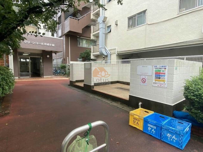 グリーンコーポ京成小岩共用部２｜エントランスアプローチは奥行きがあり、緑に囲まれ心地よいです。