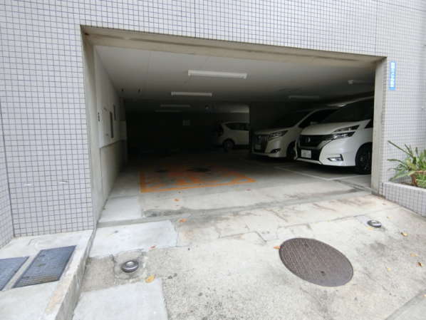 浅草ハイム外観・共用部4｜駐車スペース、共用部は一本入った路地のほうにあります。