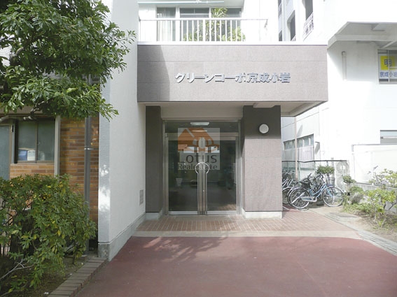 グリーンコーポ京成小岩エントランス｜エントランス奥には、駐輪スペースがあります。