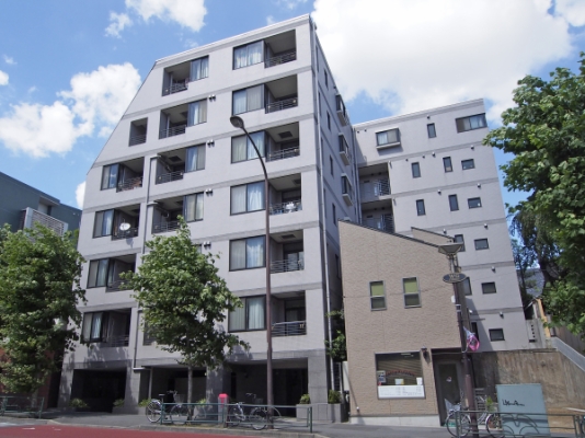 アビテ早稲田の杜 外観｜アビテ早稲田の杜は平成10年完成の7階建てのマンションです。「早稲田」駅から徒歩2分の早稲田通り沿いです。早稲田大学の広大なキャンパスも近いエリアです。