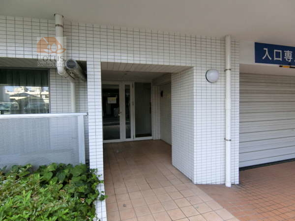 アパガーデンズ新宿戸山公園外観共用部5｜建物の西に簡易なサブエントランスがあります。