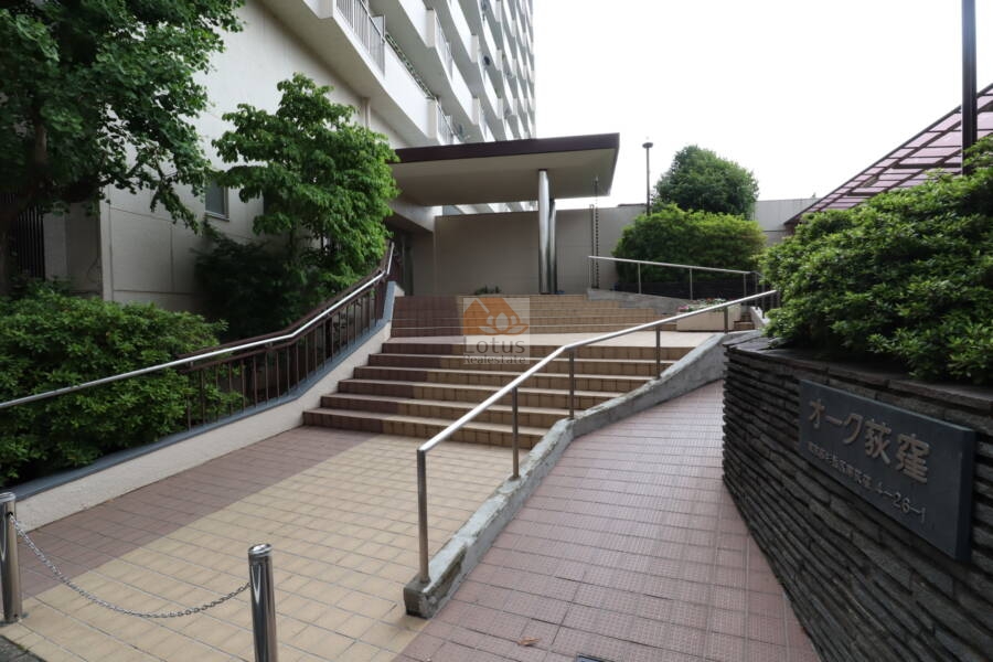 オーク荻窪マンションエントランス2｜エントランスにはスロープが設置されているので、主に車椅子を利用する方や、ベビーカーを押す方、高齢者や足の不自由な方など、身体に障がいのある人が建物に入りやすくなっています。