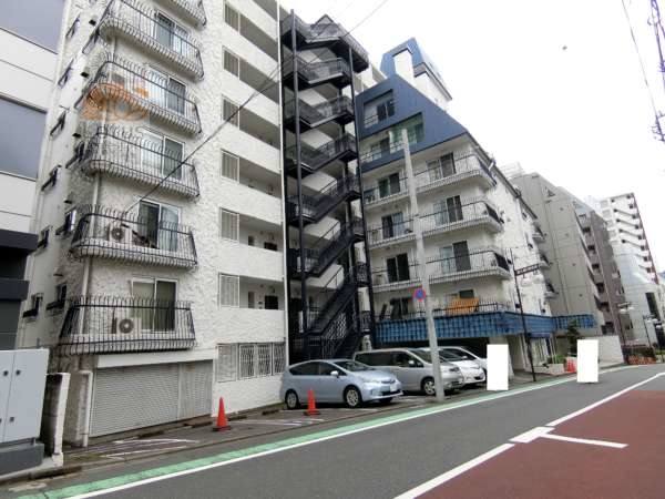 秀和番衆町レジデンス外観共用部2｜建物は表通りに面しています。