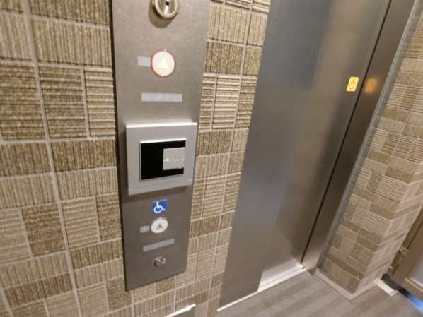 プレシス文京小石川静穏の杜外観・共用部9｜エレベータを始動させるには非接触キーでセンサーにタッチが必要です。