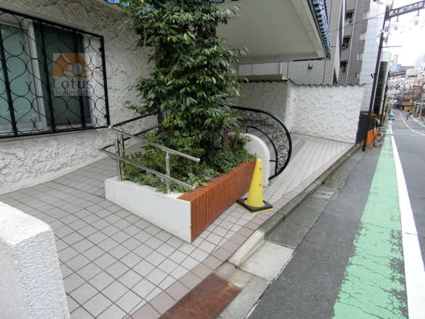 秀和番衆町レジデンス外観共用部4｜スロープがあります。