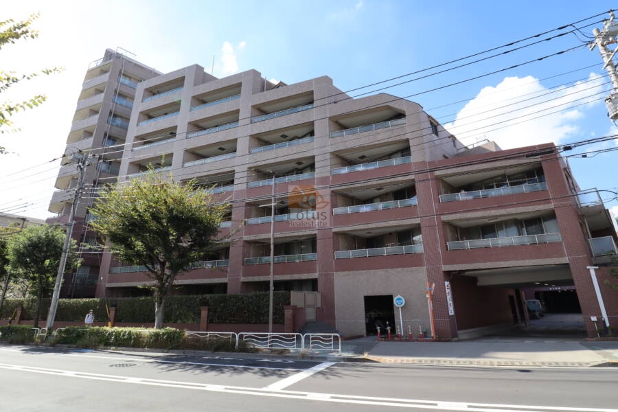 エムステージイースティア外観1｜エムステージイースティアは平成１３年築、１１階建てのマンションです。お隣にショッピングセンター「トピレックプラザ」があります。ショップはいろいろありますがフードコートがあるのも便利ですよね。