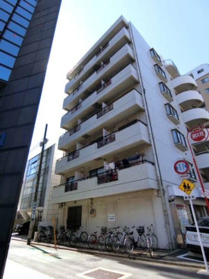 ヴェラハイツ中野坂上外観共用部5｜建物の西側の路地から見たヴェラハイツ中野坂上の様子です。ゴミスペースも公道面にはこちらかに面していました。