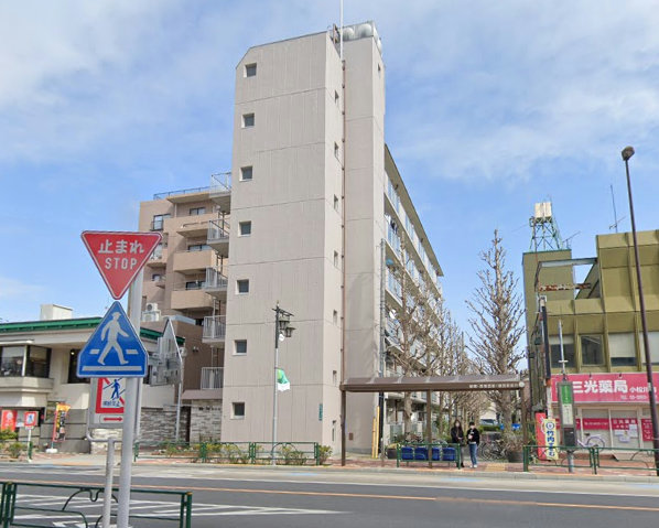 松江マンション外観４｜松江マンションは昭和５１年築、６階建てのマンションです。船堀街道に立地します。船堀・西葛西駅・葛西駅前行バス停「東小松川二丁目」がマンション前にあります。