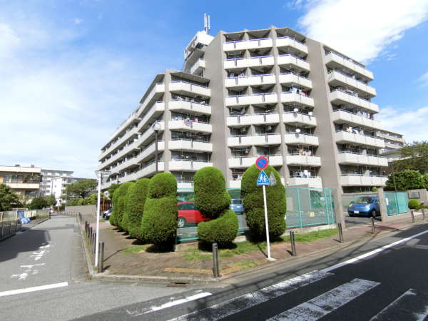 ライオンズマンション竹の塚外観共用部2｜ライオンズマンション竹の塚は９階建です。１００戸以上ある大規模マンションです。周辺は静かな住宅街です。