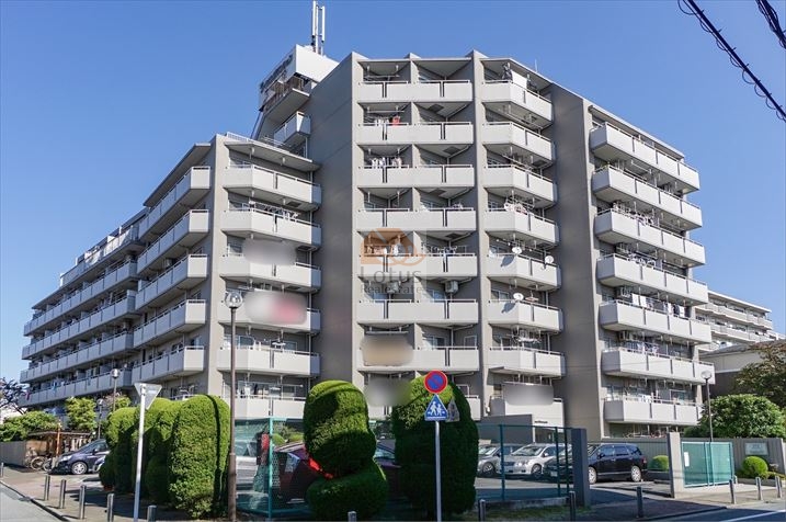 竹ノ塚駅から平坦に進んだ先で、総戸数106戸のボリュームがしっかり見えてきて、下町らしい落ち着いた通りにゆったり溶け込んでいます。南向きのバルコニーが段状に重なる形で並び、晴れた日の光が外壁にやわらかく当たる様子が印象的です。コモディイイダ西保木間店まで徒歩2分という近さが、生活動線を自然に整えてくれますし、新耐震基準のRC造でオートロック付きという点は安心につながります。ライオンズマンション竹の塚は、昭和60年築、9階建てのマンションです。