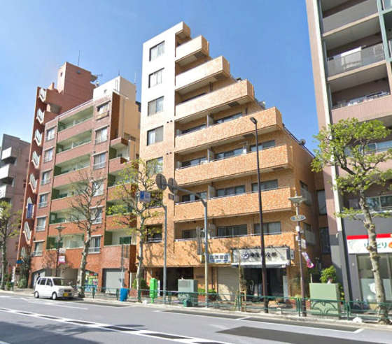 ハイネス早稲田は、昭和56年築、8階建てのマンションです。タイル張りマンションで、バルコニーと白い手すりが整列しています。落ち着いた色調で周辺の街並みに調和しています。