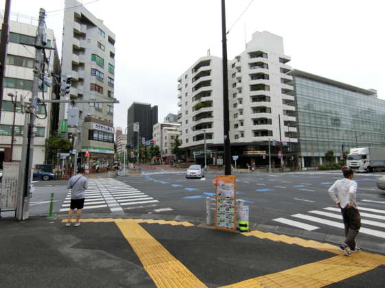 秀和東陽町レジデンスアプローチ2｜駅前は交差点となっており、いろいろな商店が立地してます。家系ラーメンもあります。