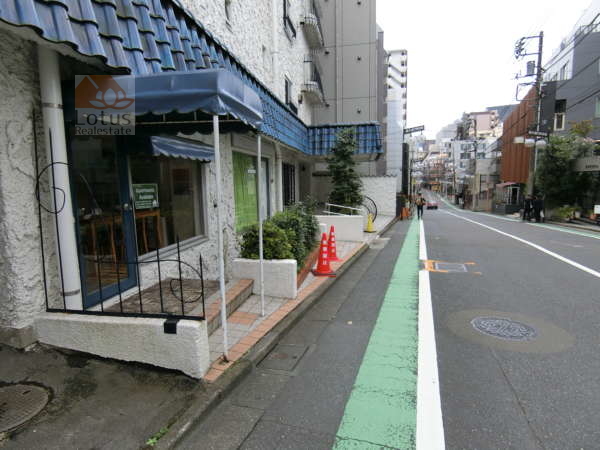 秀和番衆町レジデンス外観共用部3｜１階部分には店舗があります。