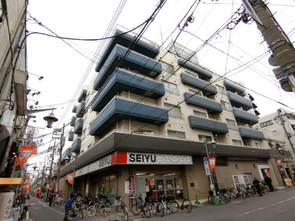 高円寺ニューナショナルコート2｜高円寺ニューナショナルコートは８階建てのマンションです。１階にカフェのほか、２４時間スーパー「西友高円寺店」が入っています。たいへん便利なマンションです。