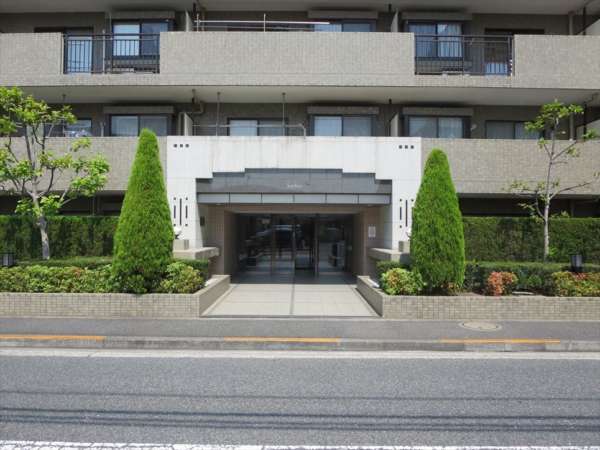 ソフィア小岩外観82｜徒歩５分圏内にスーパー、コンビエンスストア、郵便局、小中学校などあり便利です。