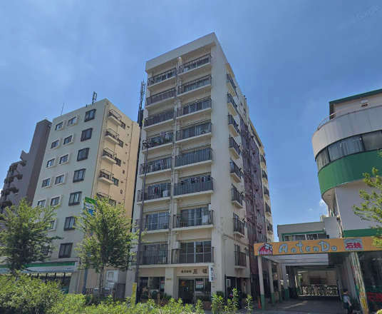 双葉クラウンハイツ外観｜双葉クラウンハイツは9階建てのマンションです。国道254号線沿いにあり、陸上自衛隊練馬駐屯地が徒歩6分にあります。マンションの隣にコンビニがあり便利です。