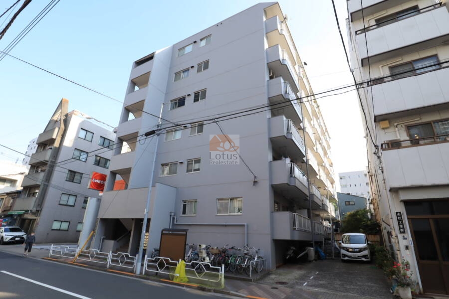 フジハイツ月島外観1｜フジハイツ月島は６階建てのマンションです。「月島」駅から徒歩２分です。駅近ながらも大通りに面していないので静かな住環境です。