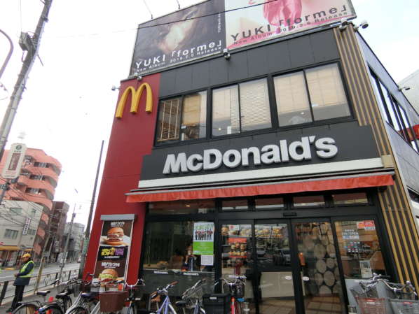 西落合ファミリーマンションアプローチ3｜駅を出て、交差点のマックを曲がります。