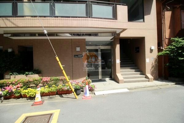 リーラ仲御徒町エントランス１｜エントランスは春日通りから一本入った路地に面していて、人通りもなく静かです。