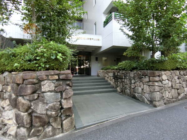 アパガーデンズ新宿戸山公園外観共用部2｜植栽で覆われたエントランスアプローチです。