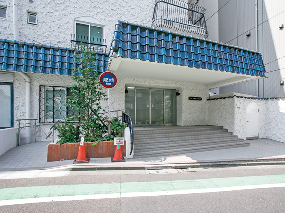 秀和番衆町レジデンス外観共用部1｜エントランスです。