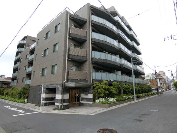 プレシス文京小石川静穏の杜外観・共用部2｜周辺は三方の角地に囲まれたロケーションです。