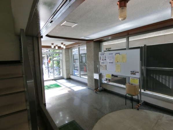 豊島マンション外観共用部1｜エントランスに入ると、Ｋのような感じでゆったりとした印象を受けます。古いなりに整然とした状況でした。