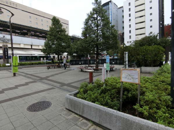 高円寺駅南口 (3)｜ロータリーのなかには公園スペースもありますが、今回はこちらを進みません。