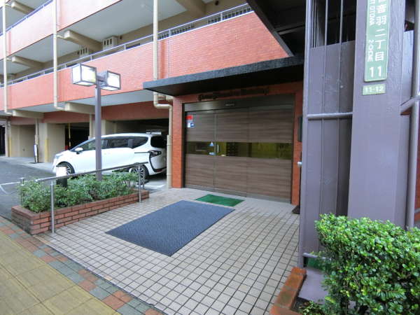ライオンズマンション護国寺外観共用部3｜エントランスです。現在は綺麗なドアに更新されています。