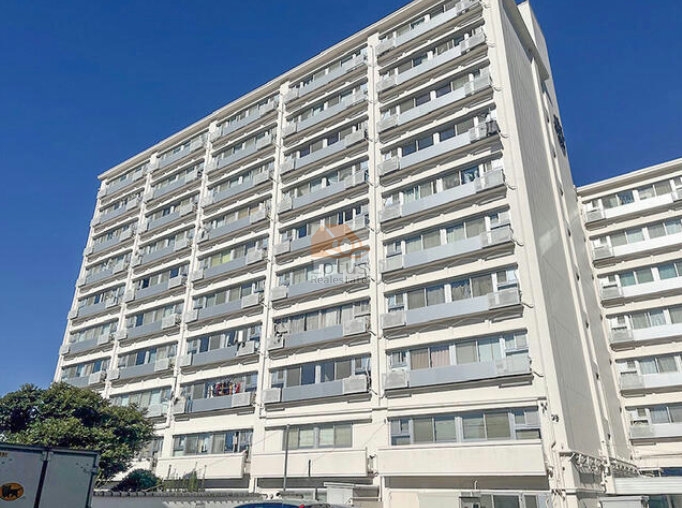 赤門アビタシオンは昭和４１年築、１０階建てのマンションです。白を基調とした10階建ての堂々たるフォルムで、明るく清潔感のある印象を与えます。