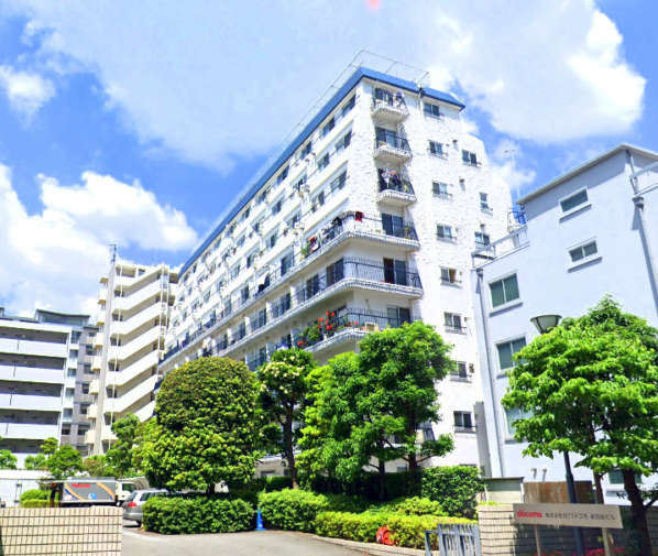 秀和番衆町レジデンス外観５｜秀和番衆町レジデンスは地上１０階建てのマンションです。東京医大通りに面しています。新宿三丁目駅、新宿御苑前駅、東新宿駅、新宿駅が徒歩圏内にあります。